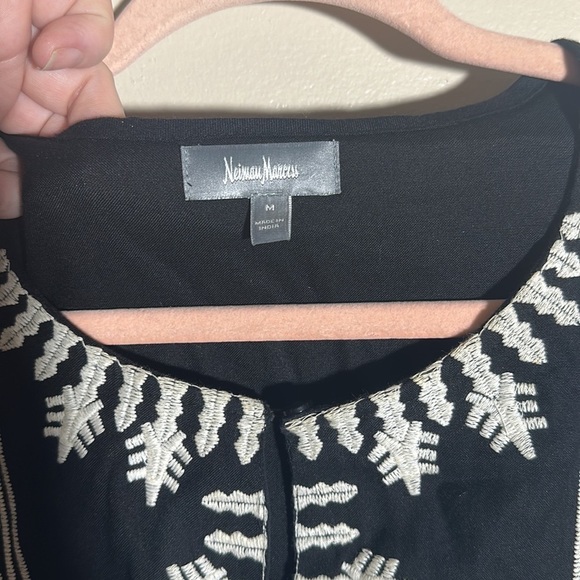 Neiman Marcus Black White Embroidered Boho Top | Medium - Picture 3 of 4